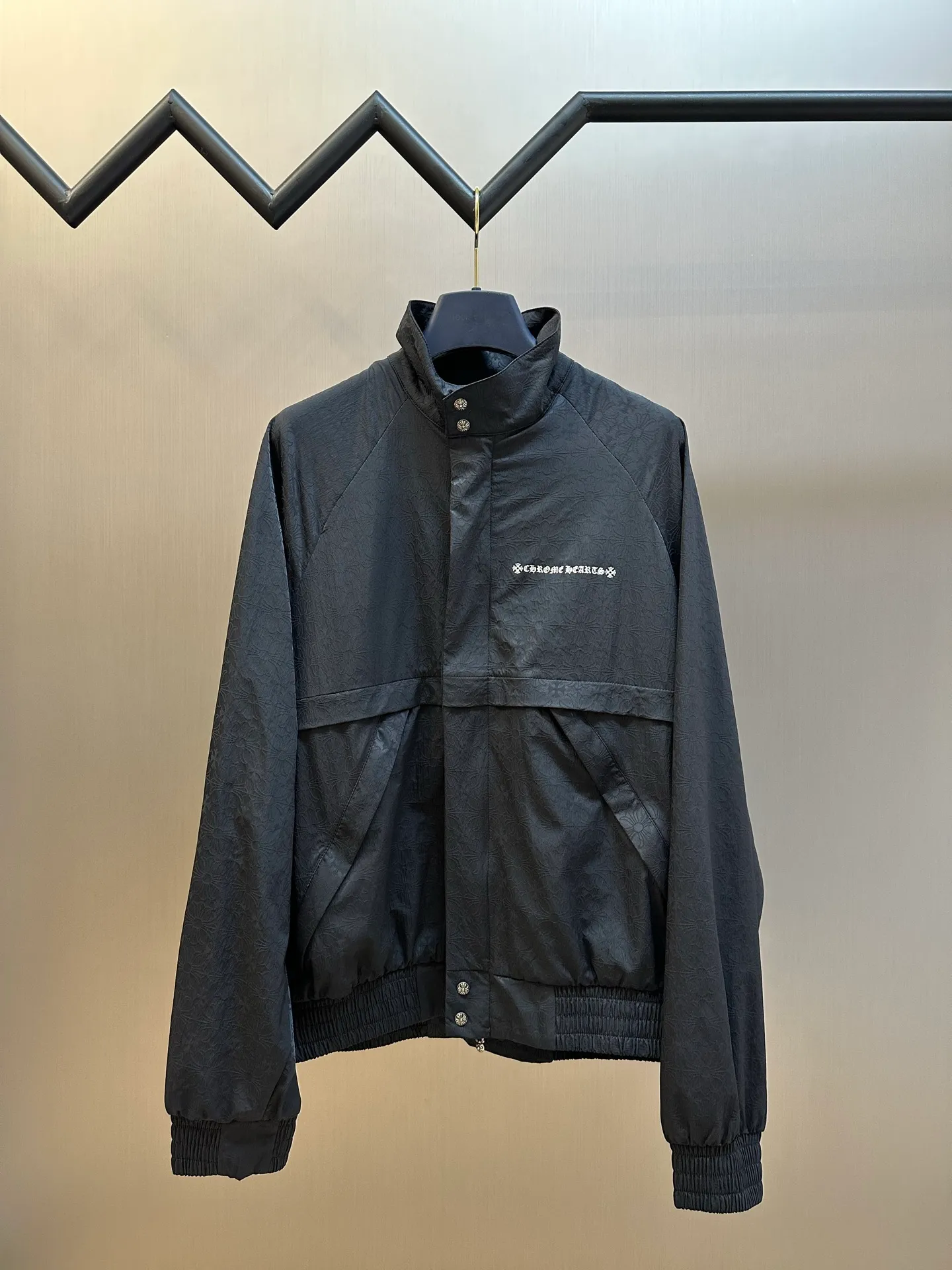 P630 Chrome Hearts Chrome Hearts printed dark pattern jacket. Customized phantom floral silk woven fabric, with obsidian black as the main tone, and the CH pattern covering the body, which comes from the brand's profound cultural heritage and quietly emerges in a looming manner.  Fabric jacquard technology, by weaving a full width on the fabric surface, CH dark jacquard texture technology, controls the interweaving method of warp and weft lines, and accurately controls the interweaving density and tension of yarns, making it more three-dimensional.  Glue printing is used. The printing is modified by the film screen three times. The glue liquid paint is used to print the pattern on the fabric, and the fabric is baked to fix the printed pattern.  Infrared positioning cutting machine achieves precise positioning of materials through infrared transmitters and infrared receivers. The accuracy can reach the micron level, thereby meeting the effect of high-precision cutting of alignment and strips size: s m l xl